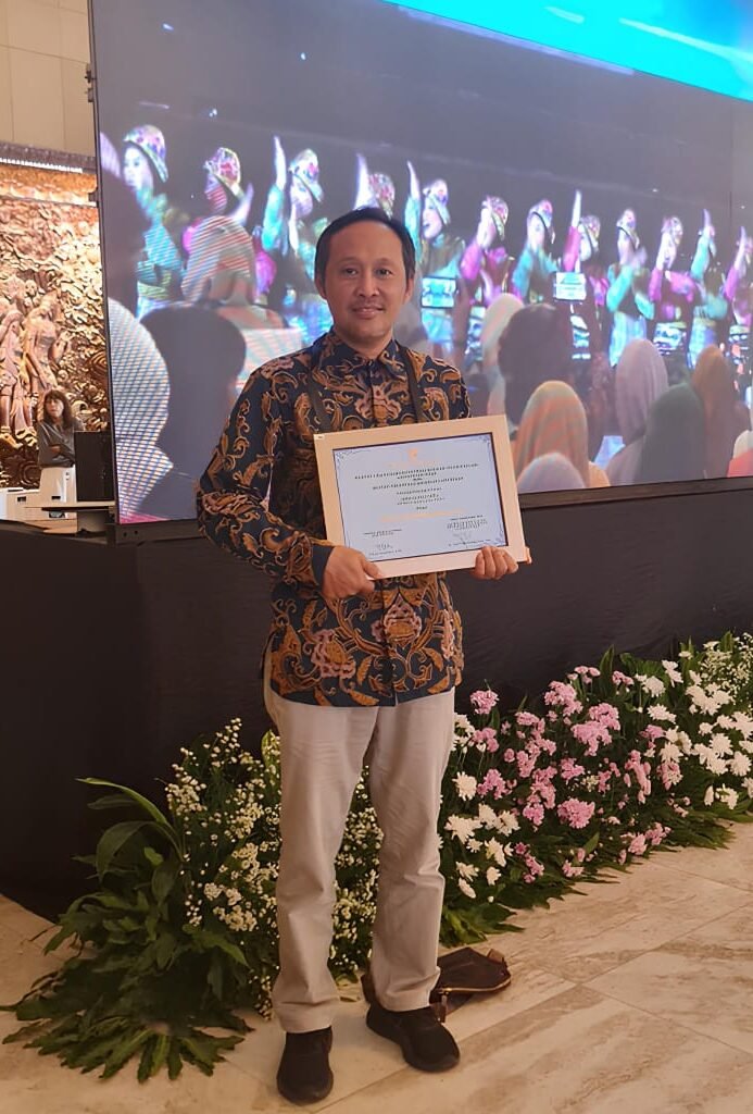 Hijaukan Sekolah Cerdaskan Generasi : SMK Migas Cepu Raih Sekolah Adiwiyata