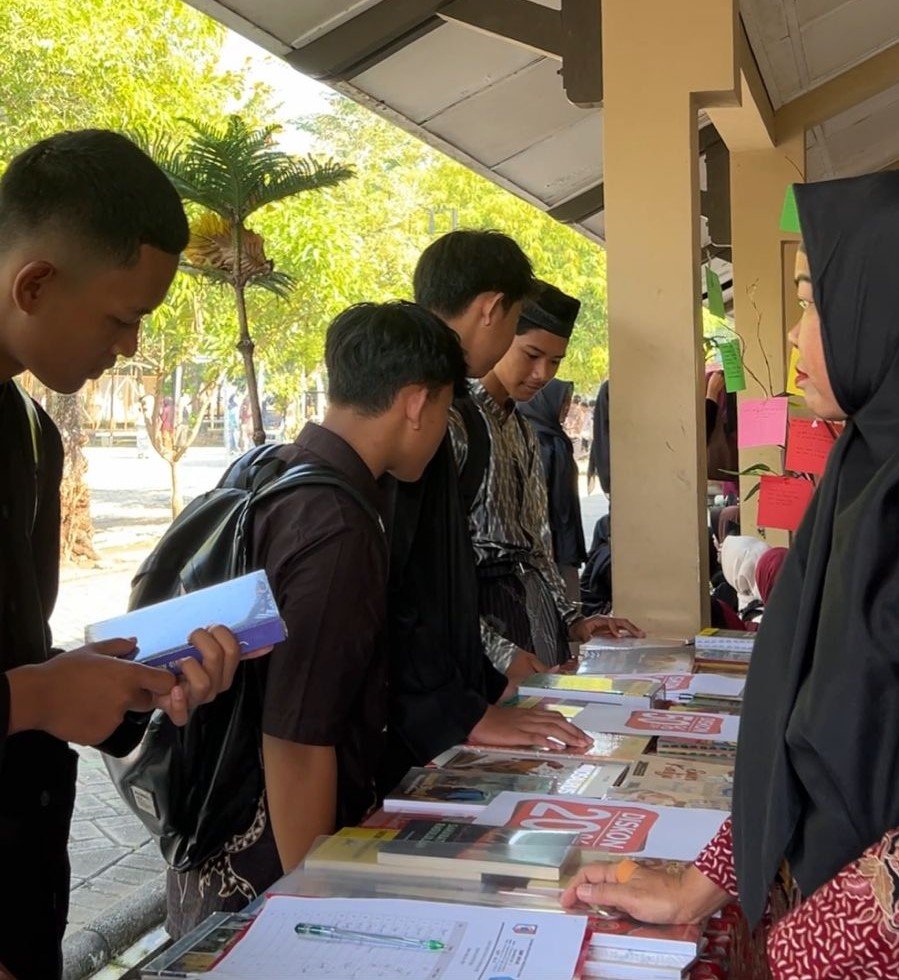 Meningkatkan Minat Baca Melalui Kartini Book Fair di SMK Migas Cepu